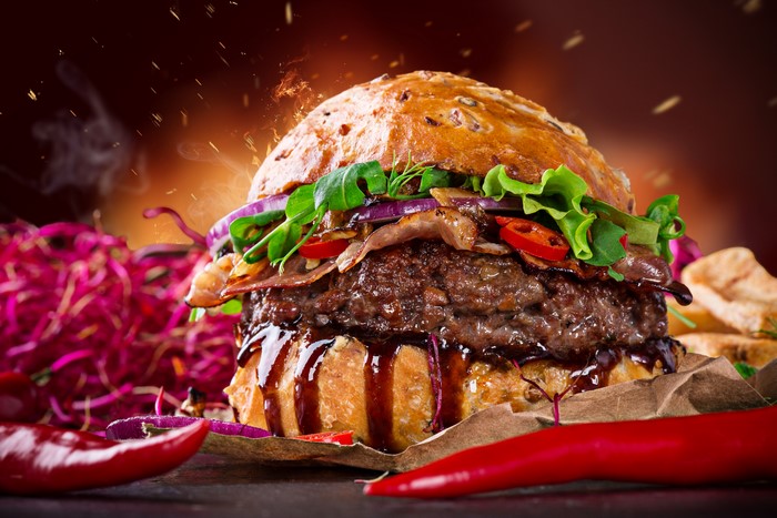 Hamburger with vegetables and bacon