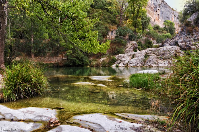4K Lake in Spain with Crag