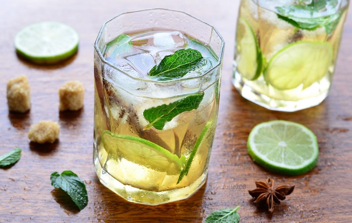 Two glasses of iced tea with lime and mint