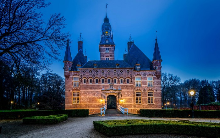 Castle Wijchen at night with street lights and shrubs