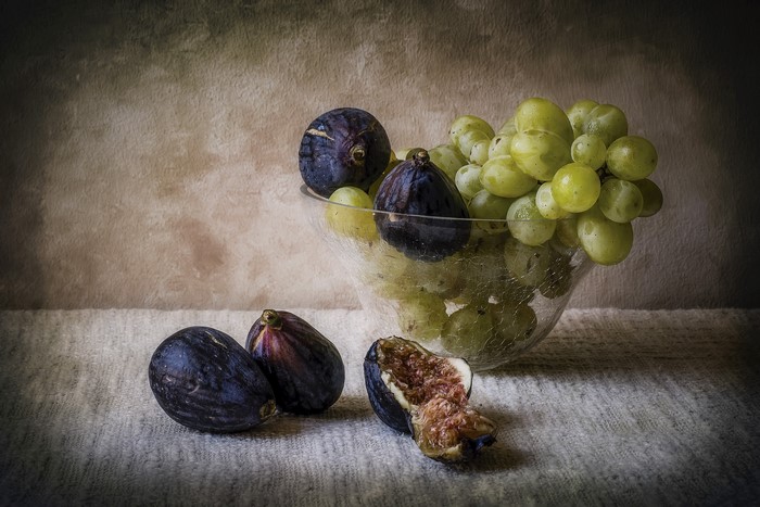 Grapes and figs in a bowl, still-life