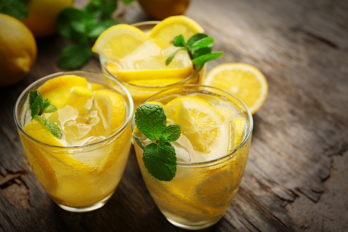 Lemonade with Lemons and Mint