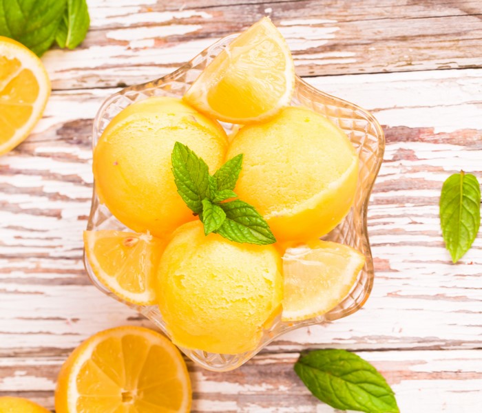 Lemon sorbet with mint and lemon slices