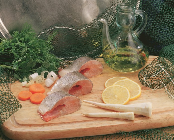 Salmon steaks with vegetables and oil
