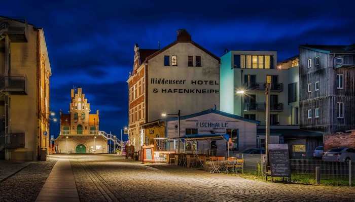 Hiddenseer Hotel & Hafenkneipe at night in Stralsund