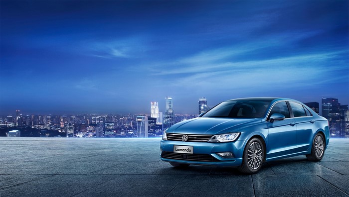 Blue 2015 Volkswagen Lamando Sedan