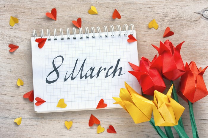 8 March notepad with origami tulips and hearts