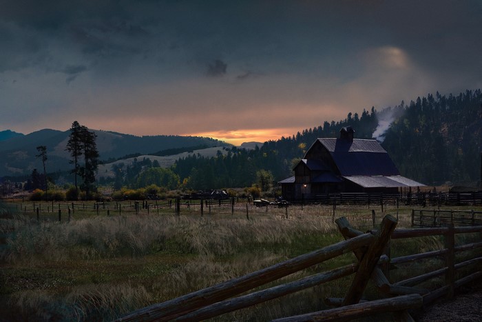 Far Cry 5 Barn at Dusk with Mountains