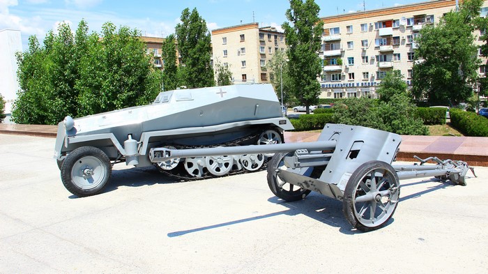 SdKfz 250/1 APC and 50 mm Pak 38 Cannon in Volgograd