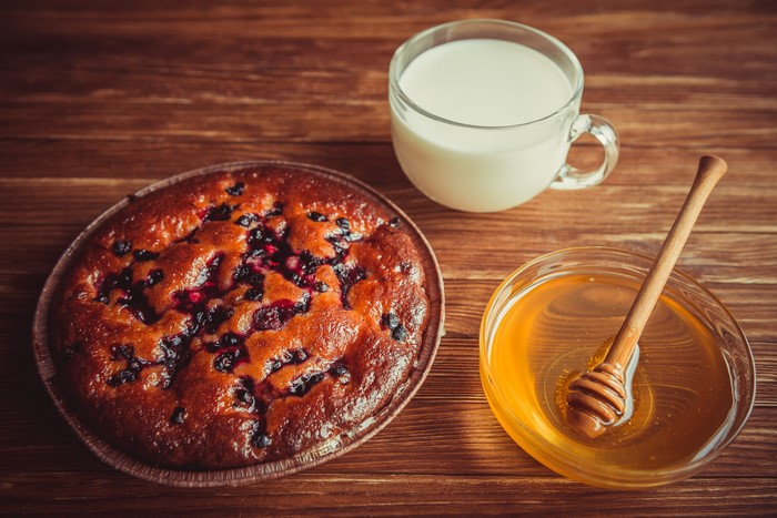 Berry pie with milk and honey