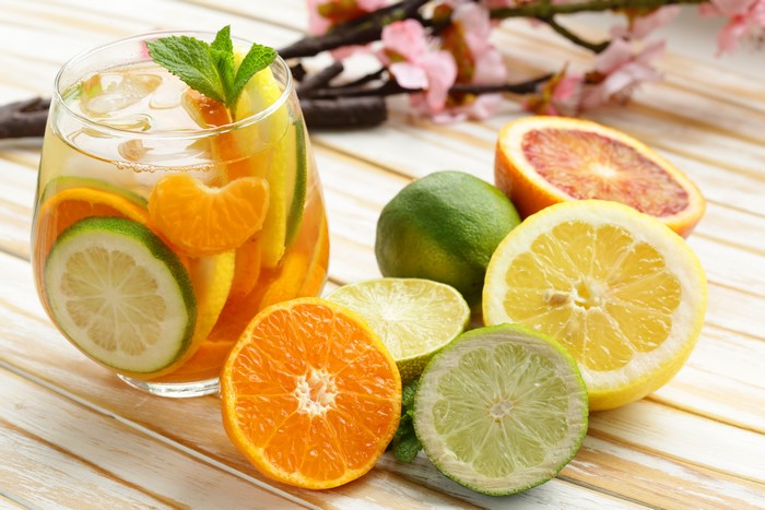 4K Drink with Citrus Fruits and Mint