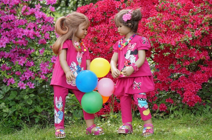 Two dolls with balloons in Grugapark Essen
