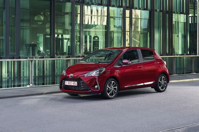 4K 2017 Toyota Yaris Hybrid
