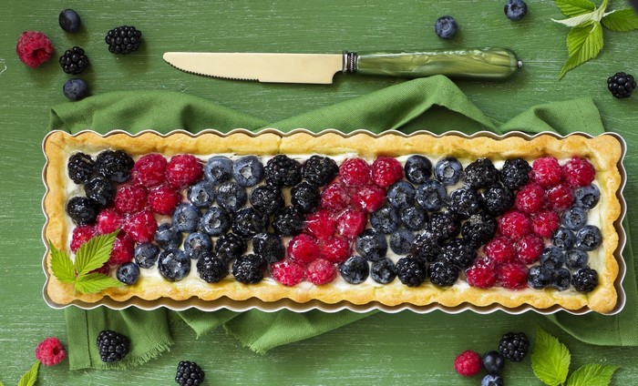 Rectangular Berry Tart with Knife