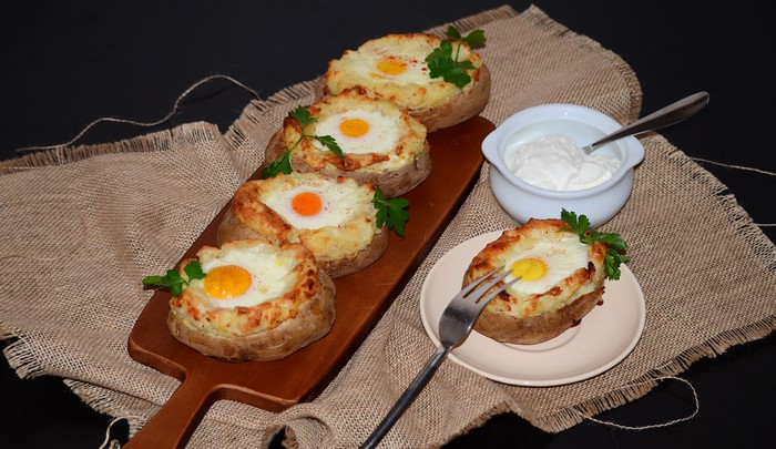 Baked Potatoes with Eggs and Mashed Potatoes