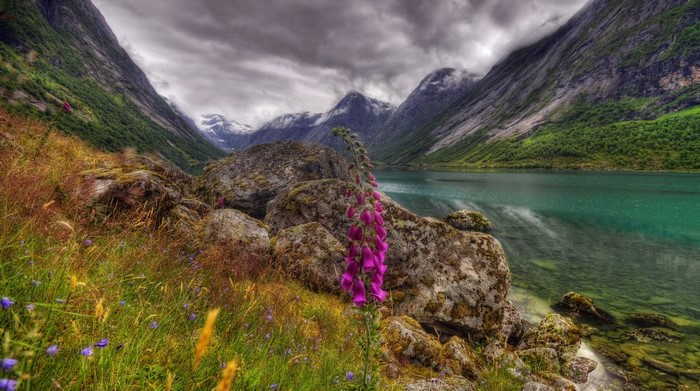 Mountains and lake in Sogn og Fjordane, Norway