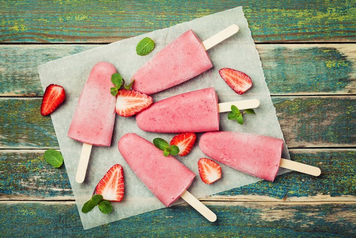 Strawberry ice pops with mint and strawberries