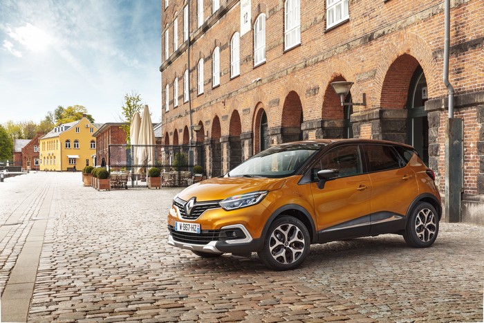 4K 2017 Renault Captur Metallic Orange
