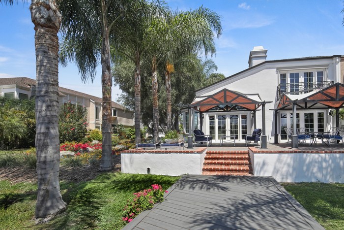 Luxury House with Palm Trees and Patio in Lake Forest, USA
