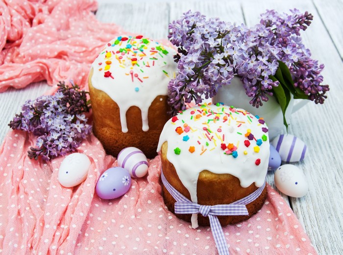 Easter cakes with lilac and eggs