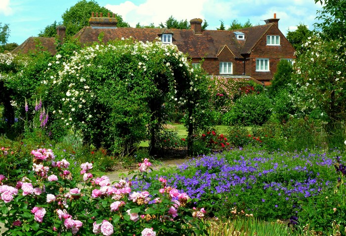 English House and Garden with Roses in Chiswell Green