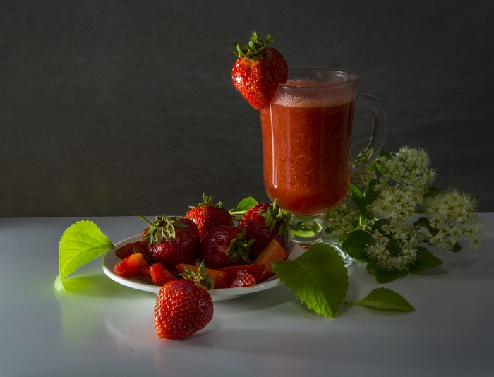 Strawberry Juice with Strawberries and Flowers