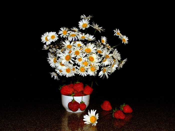 Bouquet of Camomiles with Strawberries