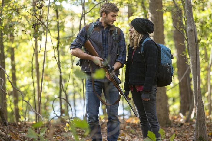 Alex Roe and Chloe Grace Moretz from The 5th Wave with rifles