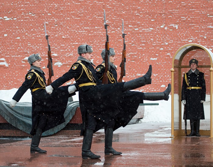 Soldiers with rifles marching in Moscow
