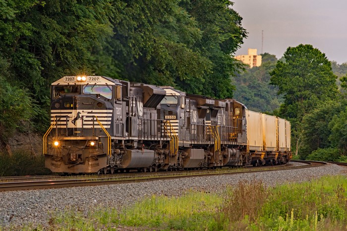 Norfolk Southern 7207 Locomotive and Train