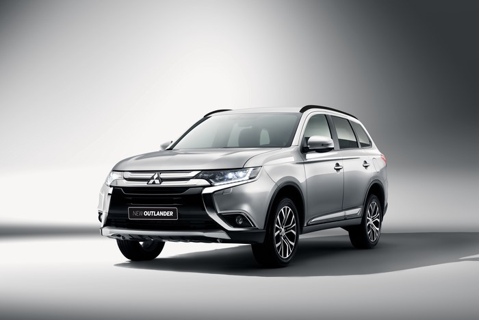 Silver Mitsubishi Outlander 2015