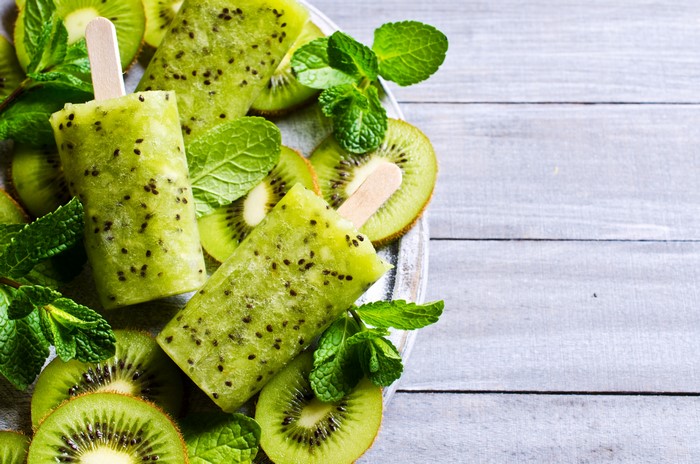 Kiwi popsicles with mint and kiwi slices