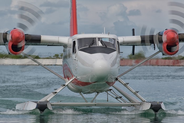 4K Seaplane on Water