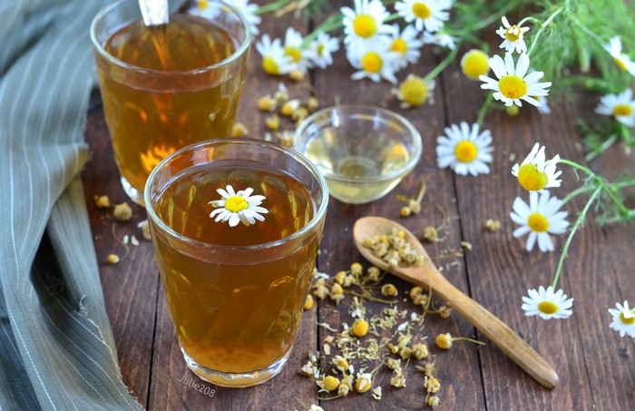 4K Tea with Camomiles in Highball Glasses