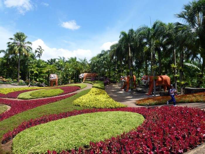 Nong Nooch Tropical Botanical Garden Thailand tiger sculptures