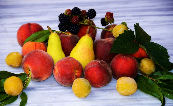4K Fruit: Peaches, Pears, and Blackberries