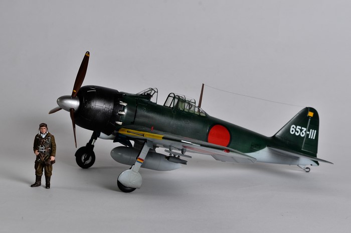 4K Mitsubishi A6M Zero model airplane with pilot figure