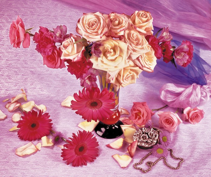 Bouquet of Roses and Gerberas with Jewelry