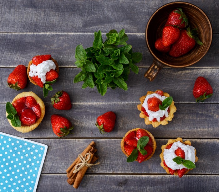 Strawberries and pastries with mint and cinnamon