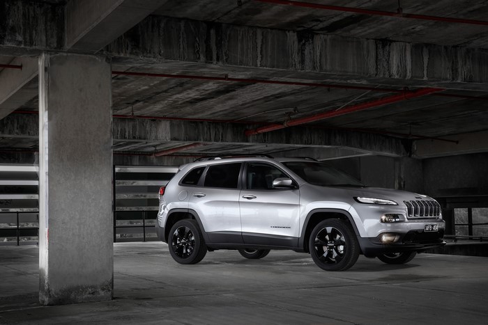 4K Jeep Cherokee 2015 Blackhawk Silver Side