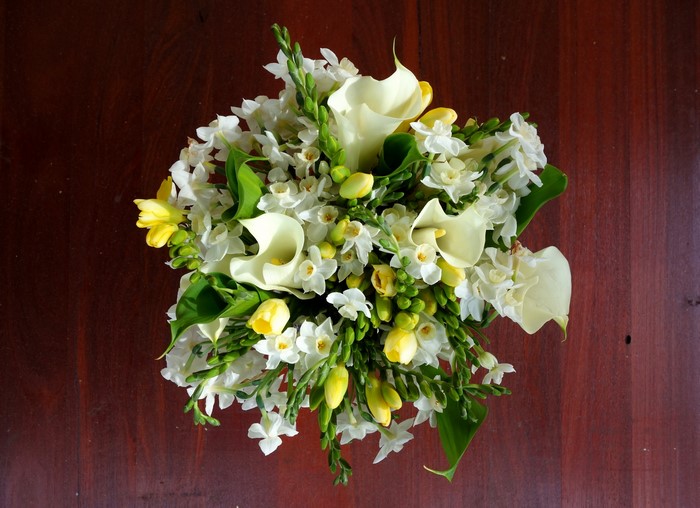 Bouquet of white calla lilies and yellow freesia
