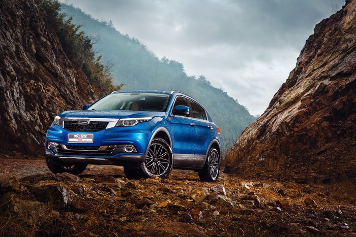 4K 2016 Qoros 5 SUV in Rain
