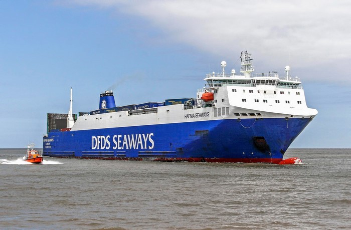 DFDS Seaways ferry Hafnia Seaways with pilot boat