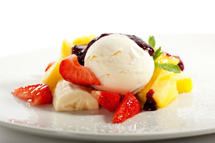 Ice cream with fruit and berry sauce