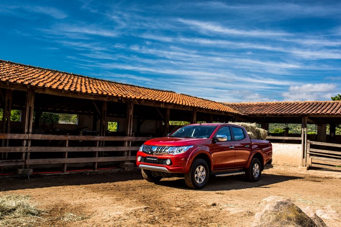Red 2016 Mitsubishi L200 Triton Sport Latam Truck