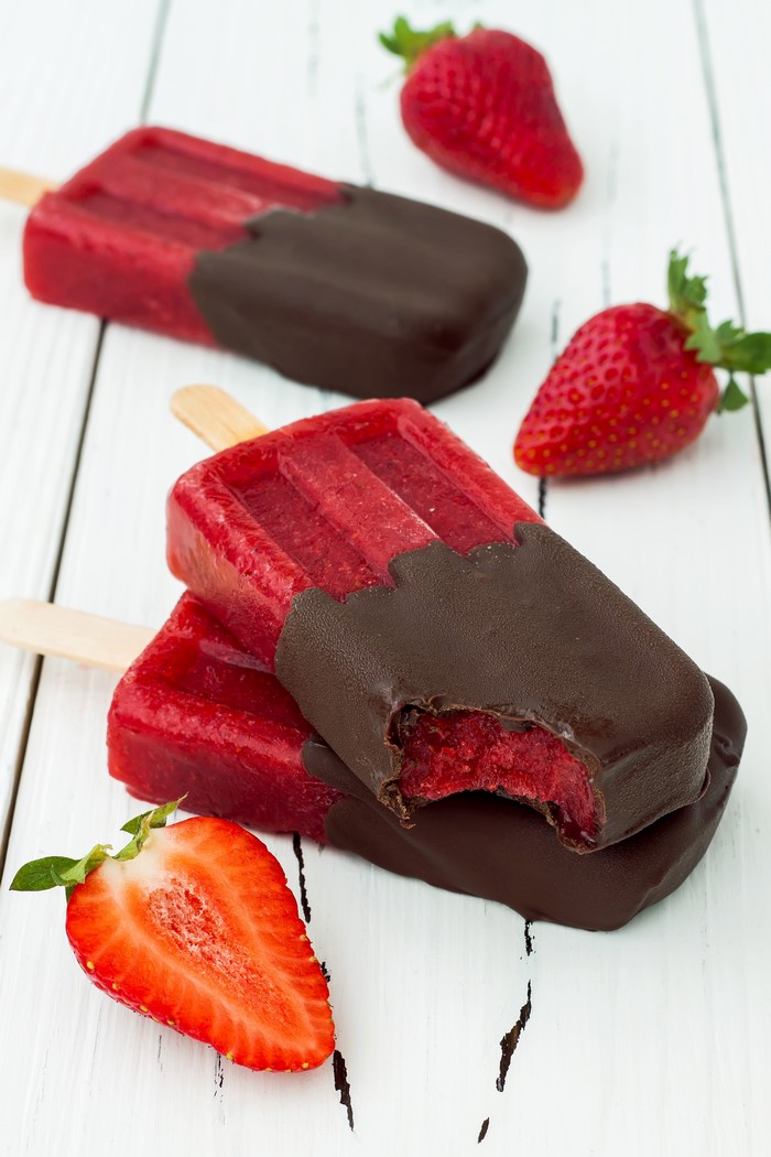 Chocolate-dipped strawberry popsicles with fresh strawberries