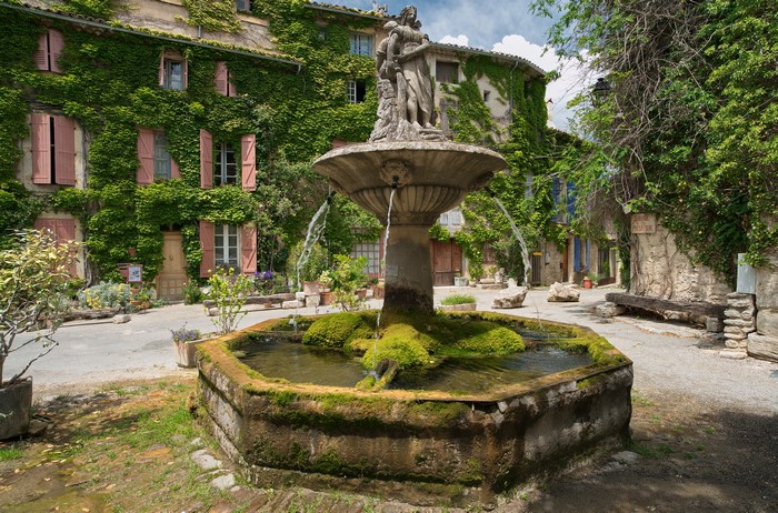 Fountain with sculpture in Saignon, France