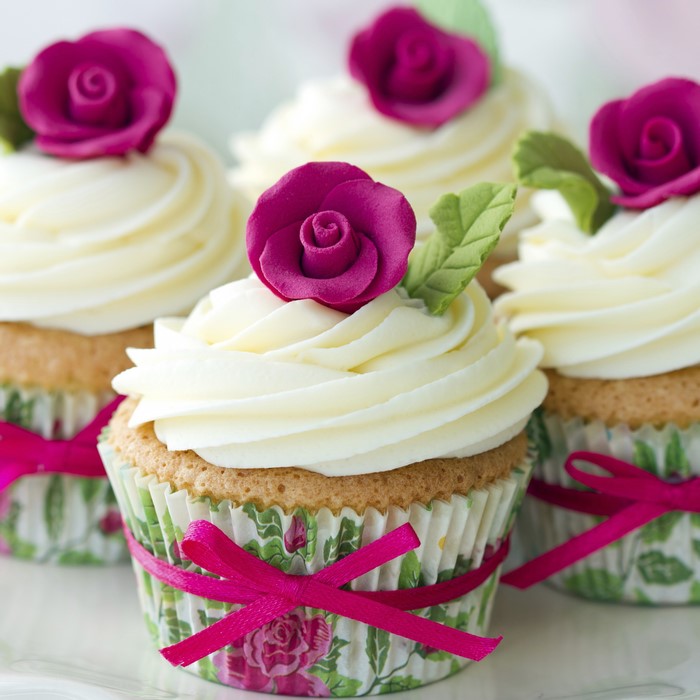 Cupcakes with pink roses and cream frosting