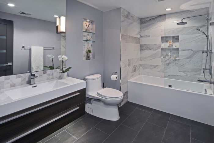 Modern Bathroom with Bathtub and Vanity