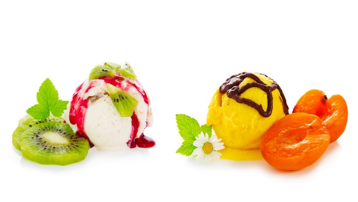 Ice cream scoops with kiwi and peaches